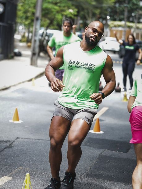 Will Mesquitta competindo na rua, de camiseta verde, em prova de condicionamento.