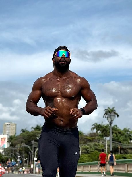 Will Mesquitta correndo na rua, de óculos espelhados, em ritmo forte.