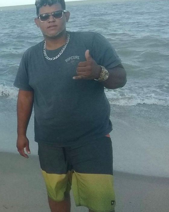 O aluno Hulk antes do processo de treinamento, em uma praia.